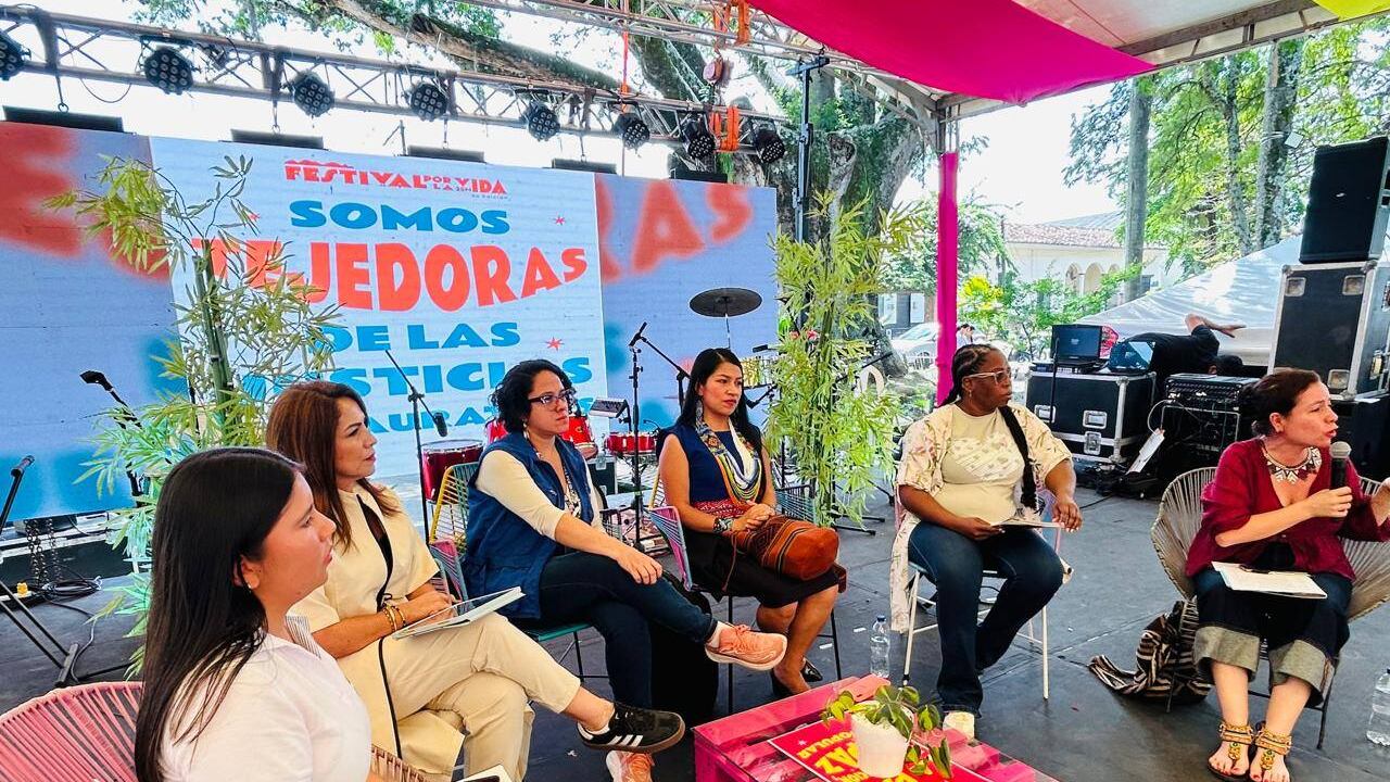 Las participantes expresaron la necesidad de impulsar procesos comunitarios que involucren a jóvenes, familias, liderazgos sociales y autoridades tradicionales, entendiendo que la paz se construye desde el reconocimiento mutuo y desde la responsabilidad compartida.