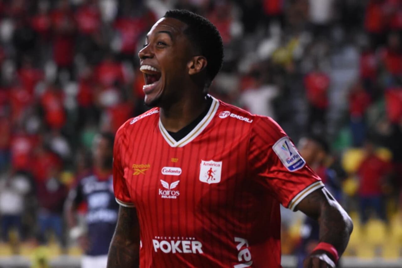 Yani Quintero celebra tras marcar el cuarto gol del América de Cali contra el Junior de Barranquilla en el juego de la fecha 7 de la Liga II-2026.