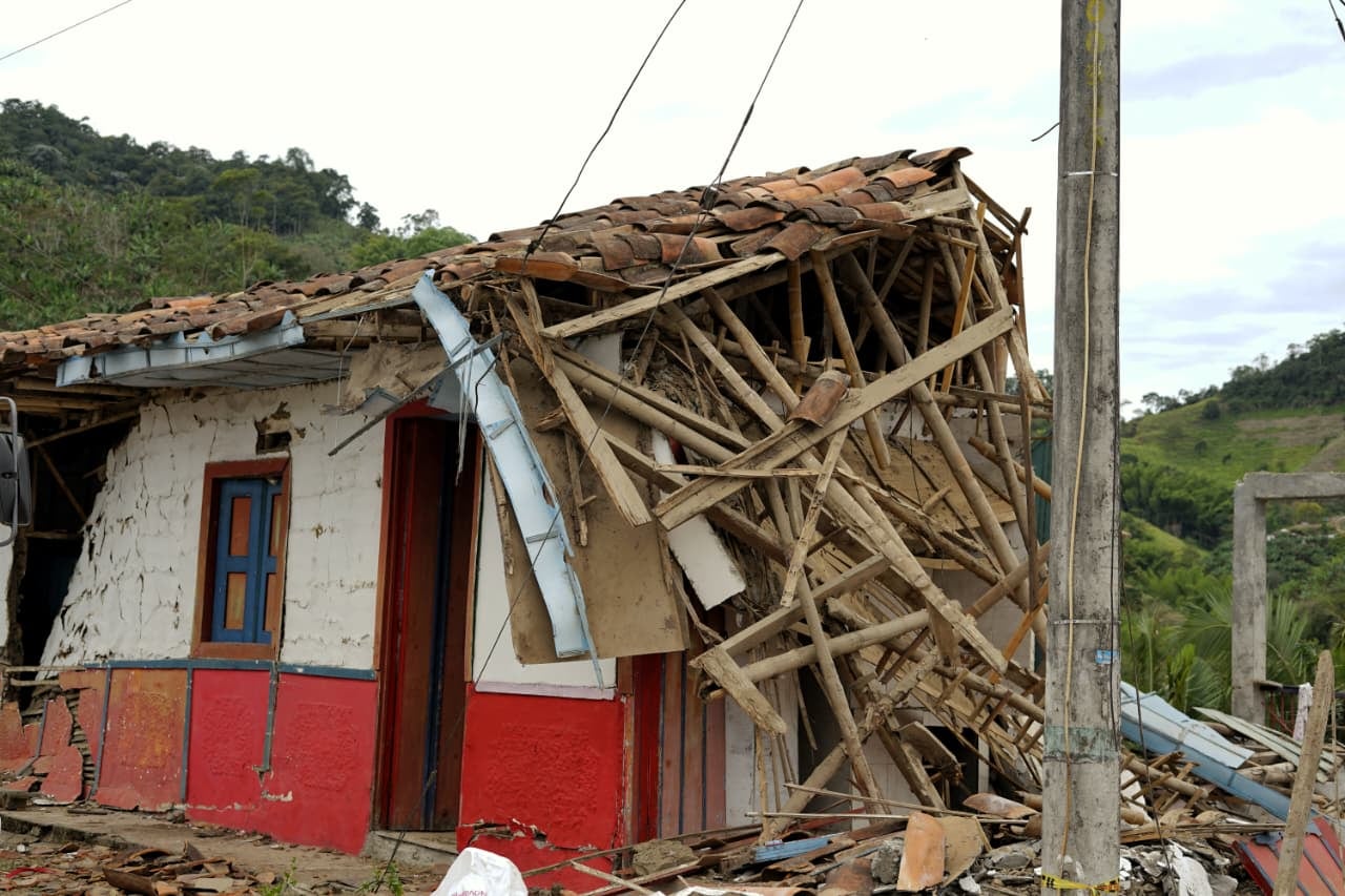 Vivienda de Argelia destruida por el terremoto del lunes 10 de agosto. Gran parte del pueblo en el Valle está con afectaciones. Foto Gobernación del Valle.