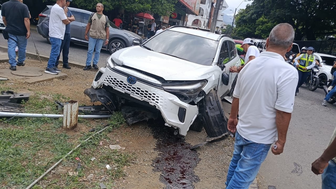 Así quedó el vehículo que tuvo una accidente en la carrera 100 con calle 19 en Cali, después de un intento de hurto.