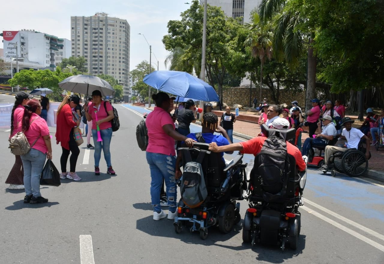 Los manifestantes exigen la entrega oportuna de medicamentos, pañales e insumos médicos, así como el pago a enfermeros y terapeutas para garantizar las terapias.