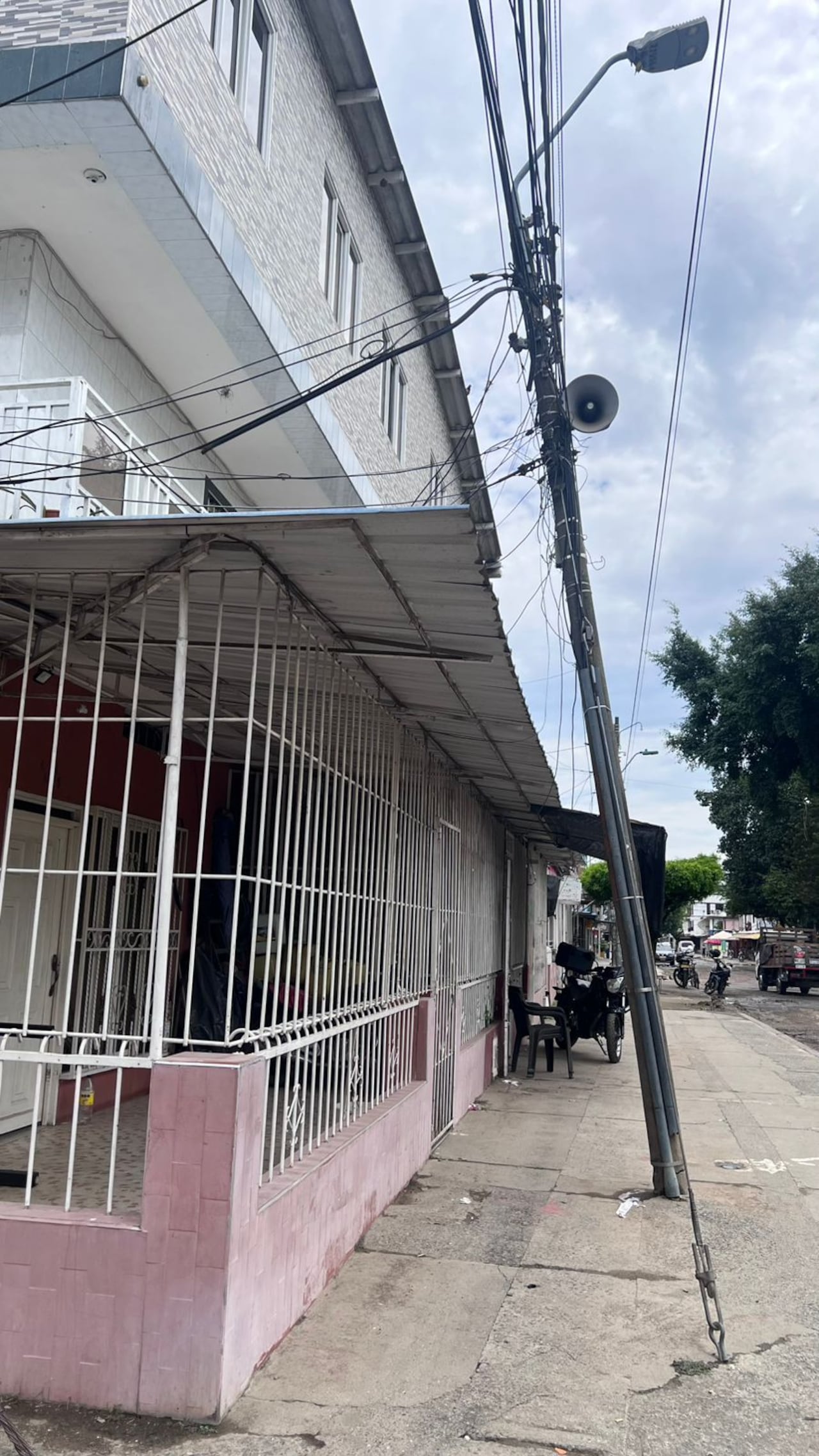 El deterioro del poste y su inclinación mantienen en alerta a una familia, que teme un posible accidente en la zona.