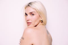 La cantante y compositora venezolana Elena Rose vuelve con ‘No Quiero Que Se Acabe El Bendito Verano’.