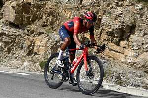 Egan Bernal sufriendo en el ascenso final al Cauterets-Cambasque