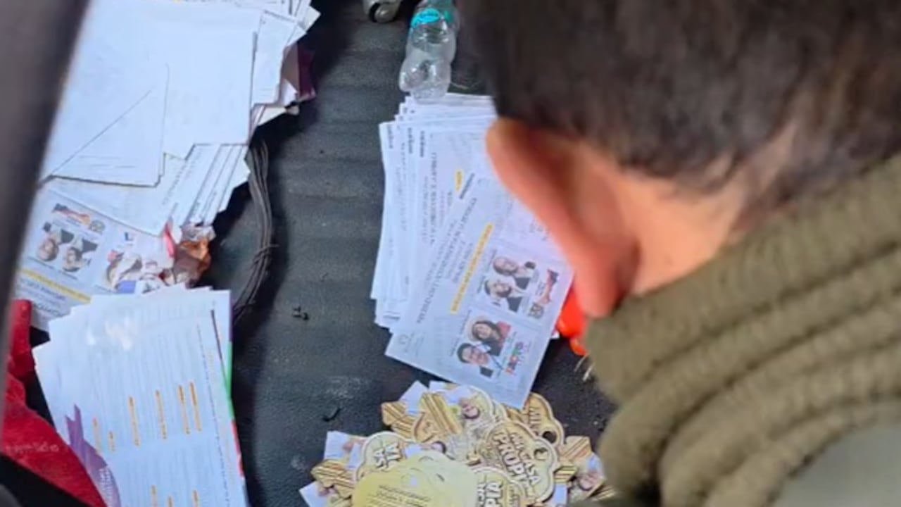 Uniformados de la Policía Nacional incautaron material de propaganda política hallado en un vehículo estacionado cerca de un puesto de votación en el barrio Campamento de Popayán, durante la jornada de segunda vuelta presidencial.