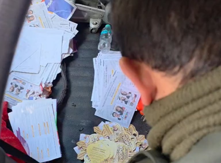 Uniformados de la Policía Nacional incautaron material de propaganda política hallado en un vehículo estacionado cerca de un puesto de votación en el barrio Campamento de Popayán, durante la jornada de segunda vuelta presidencial.