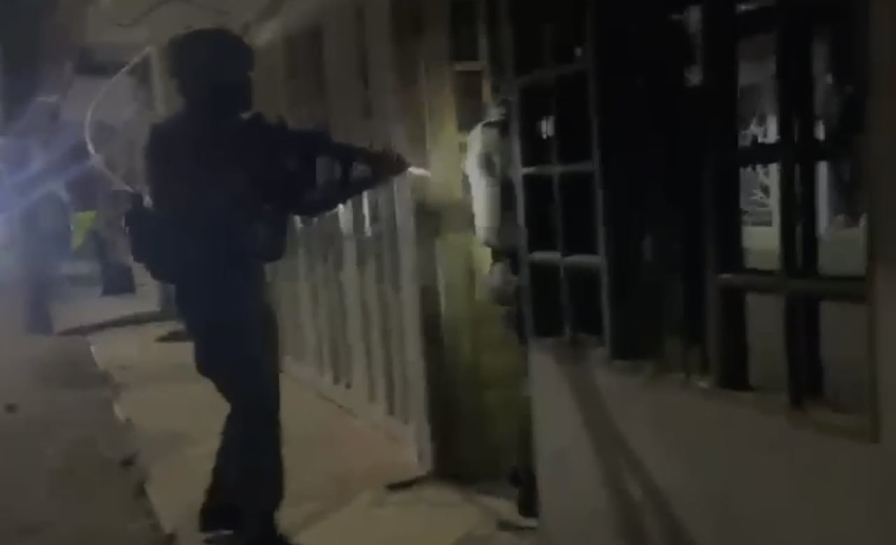 Una persona capturada en flagrancia durante las diligencias de allanamiento por su presunta participación en el tráfico local de estupefacientes.