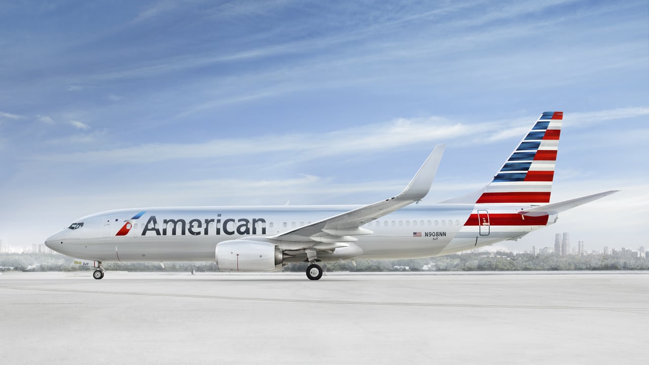 Desvían vuelo de American Airlines tras pelea entre pasajeros