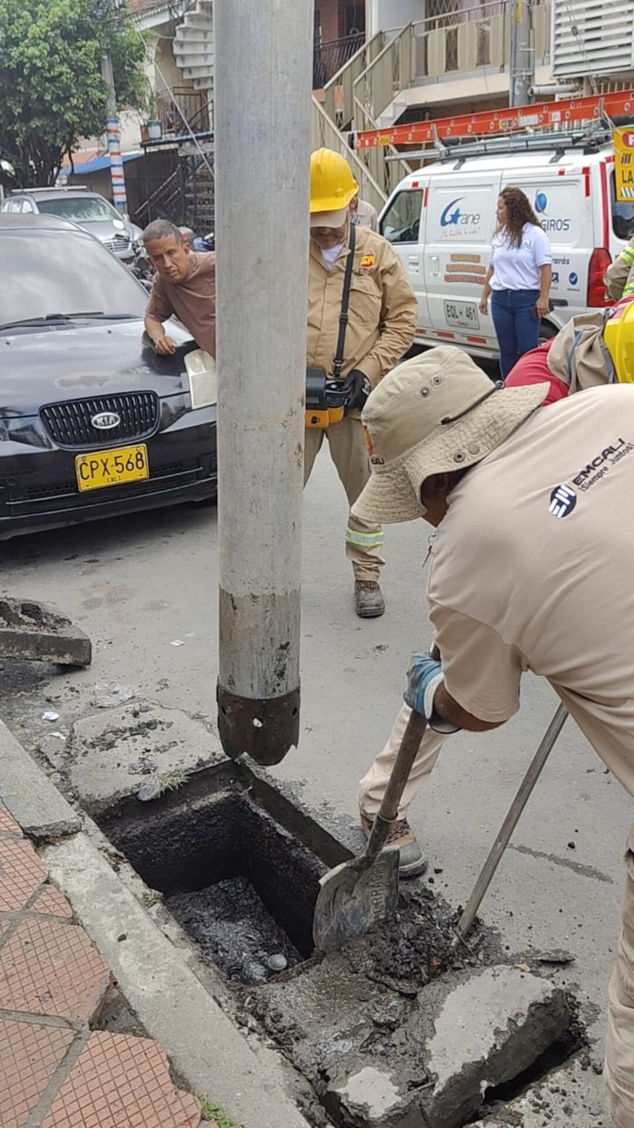 Limpieza de sumidero, barrio Nueva Floresta.