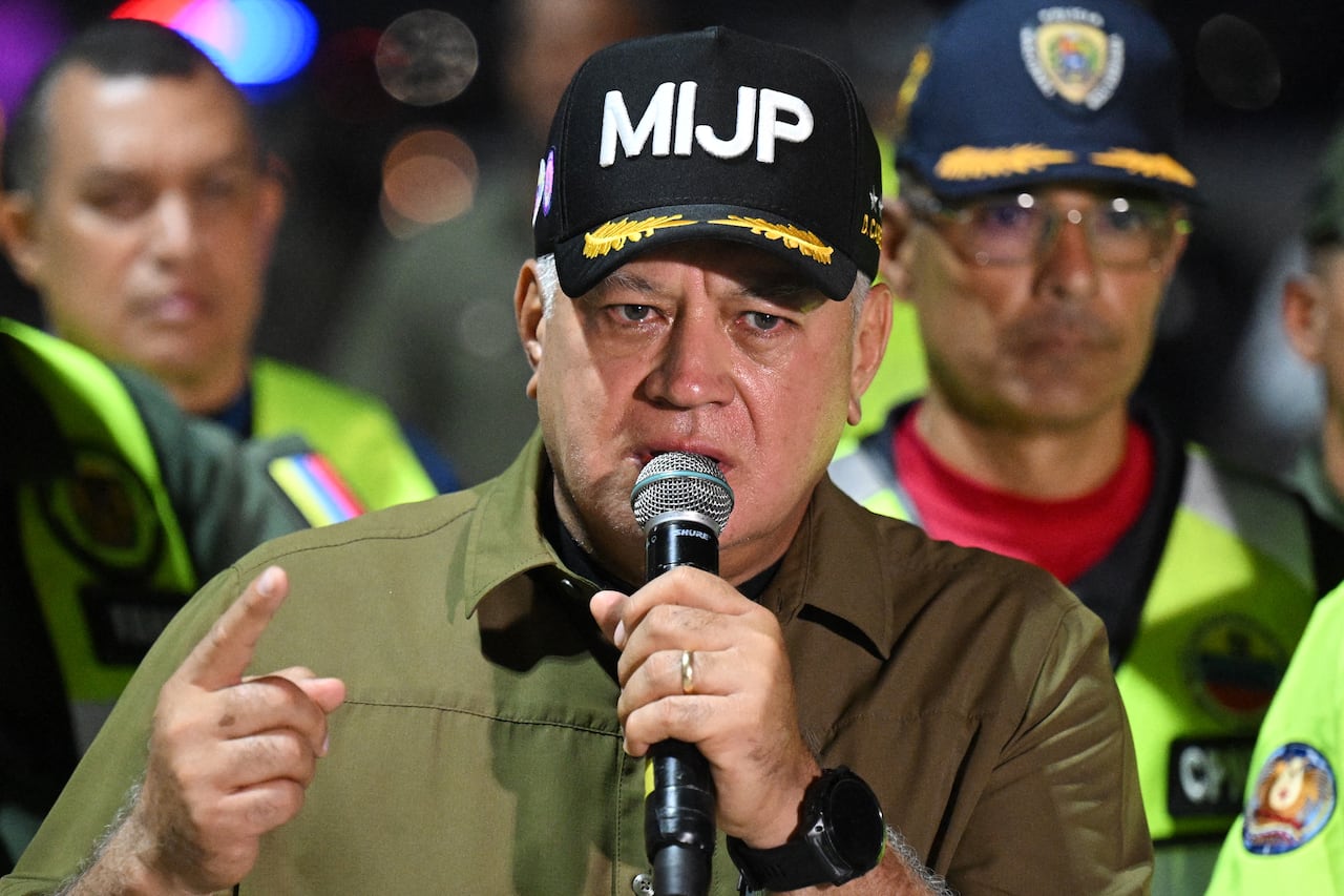 El ministro de Relaciones Interiores, Justicia y Paz de Venezuela, Diosdado Cabello, habla con la prensa mientras migrantes venezolanos encarcelados en El Salvador descienden de un avión en el Aeropuerto Internacional Simón Bolívar de Maiquetía, Venezuela, el 18 de julio de 2025.