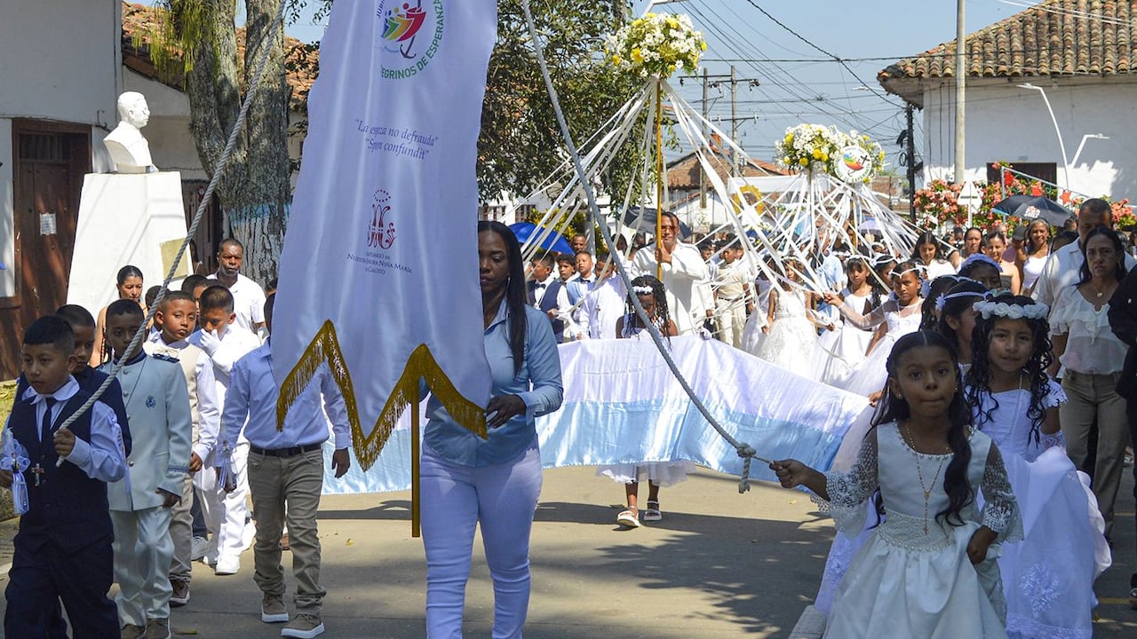 De acuerdo con la comunidad caloteña, antes de la bendición final, cada niño ofreció una flor a los pies de la Virgen María, expresando la gratitud por la formación recibida.