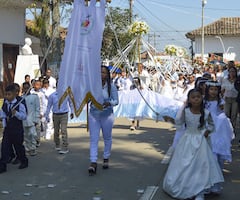 De acuerdo con la comunidad caloteña, antes de la bendición final, cada niño ofreció una flor a los pies de la Virgen María, expresando la gratitud por la formación recibida.