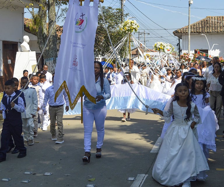 De acuerdo con la comunidad caloteña, antes de la bendición final, cada niño ofreció una flor a los pies de la Virgen María, expresando la gratitud por la formación recibida.