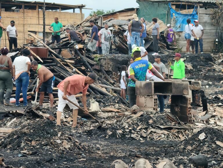 Cenizas quedaron del voraz incendio que consumió varias casas en el barrio El Pondaje de Cali. Foto Jorge Orozco