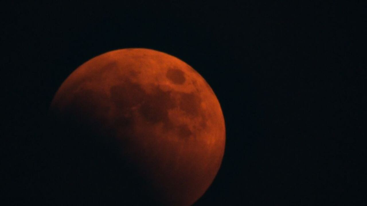 La luna se ve durante un eclipse lunar total en Beijing, capital de China, el 8 de noviembre de 2022. (Foto de Zhang Cheng/Xinhua a través de Getty Images)