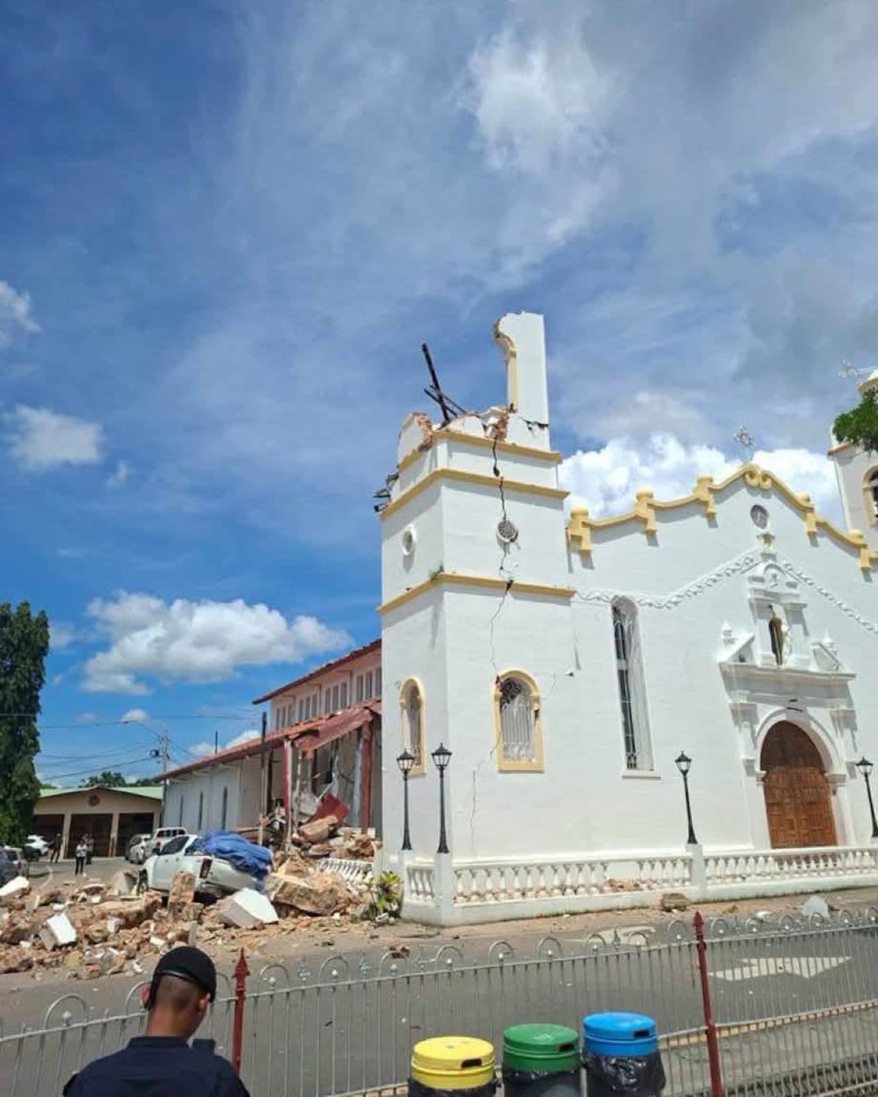 Un potente terremoto de magnitud 7,7 sacudió Panamá este viernes 9 de octubre de 2026, provocando daños en edificaciones, afectaciones en carreteras y evacuaciones en distintas zonas del país. Imágenes difundidas por medios internacionales muestran estructuras parcialmente colapsadas, daños en edificios y afectaciones en construcciones históricas, especialmente en sectores como Penonomé.
