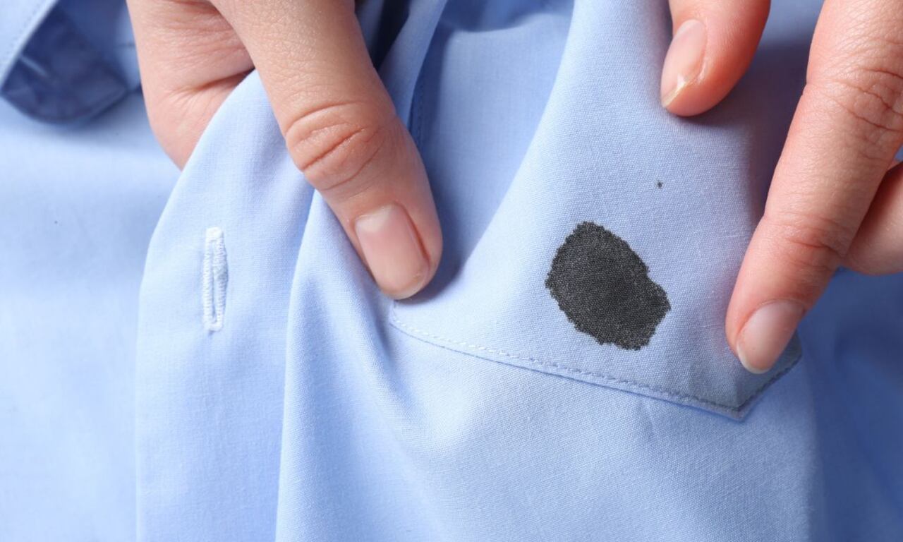Manchas de tinta en la ropa.