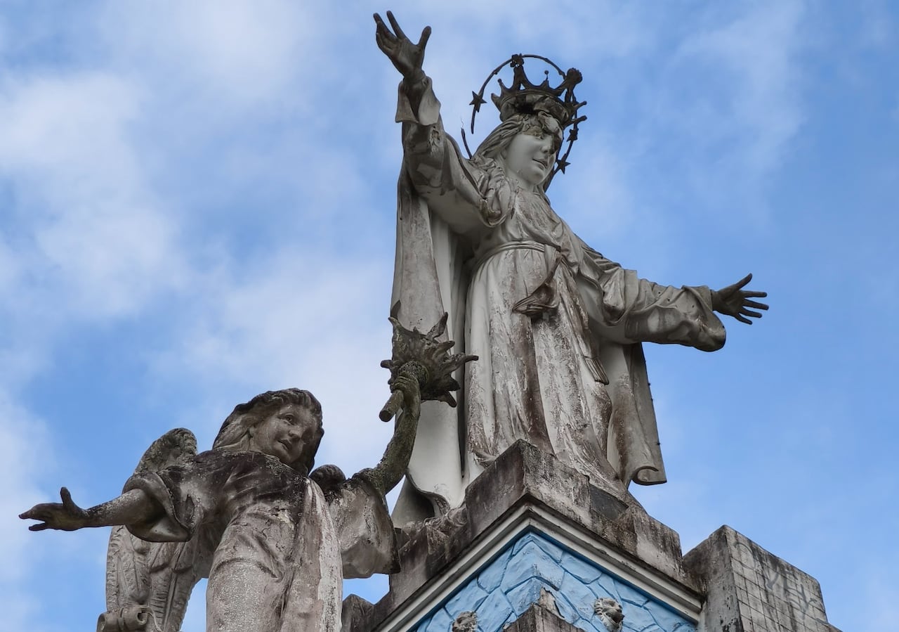 No solo la virgen se encuentra deteriorada, sino las demás esculturas que la acompañan.