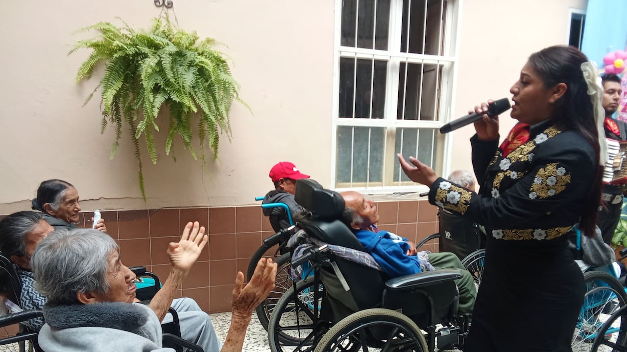 Los abuelos y abuelas del hogar San Vicente de Paúl de Popayán disfrutaron de una emotiva celebración del Día de las Madres, acompañada de música, serenatas y actividades culturales.