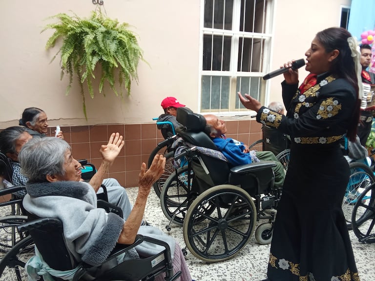 Los abuelos y abuelas del hogar San Vicente de Paúl de Popayán disfrutaron de una emotiva celebración del Día de las Madres, acompañada de música, serenatas y actividades culturales.
