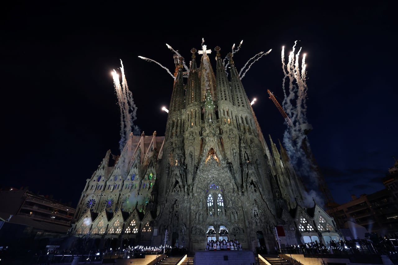El papa León XIV bendijo la noche del miércoles por la noche la torre más alta de famosa basílica de la Sagrada Familia de Barcelona.