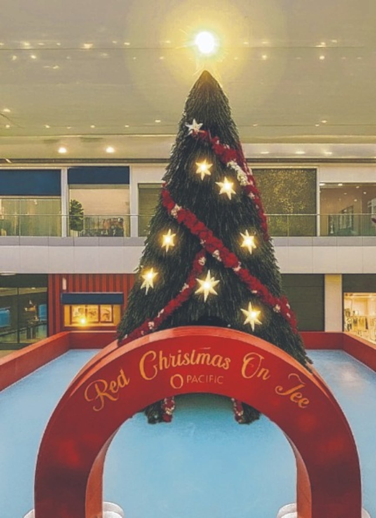 En Pacific Center han dispuesto una pista ecológica donde la diversión no tiene edad: Red Christmas On Ice.