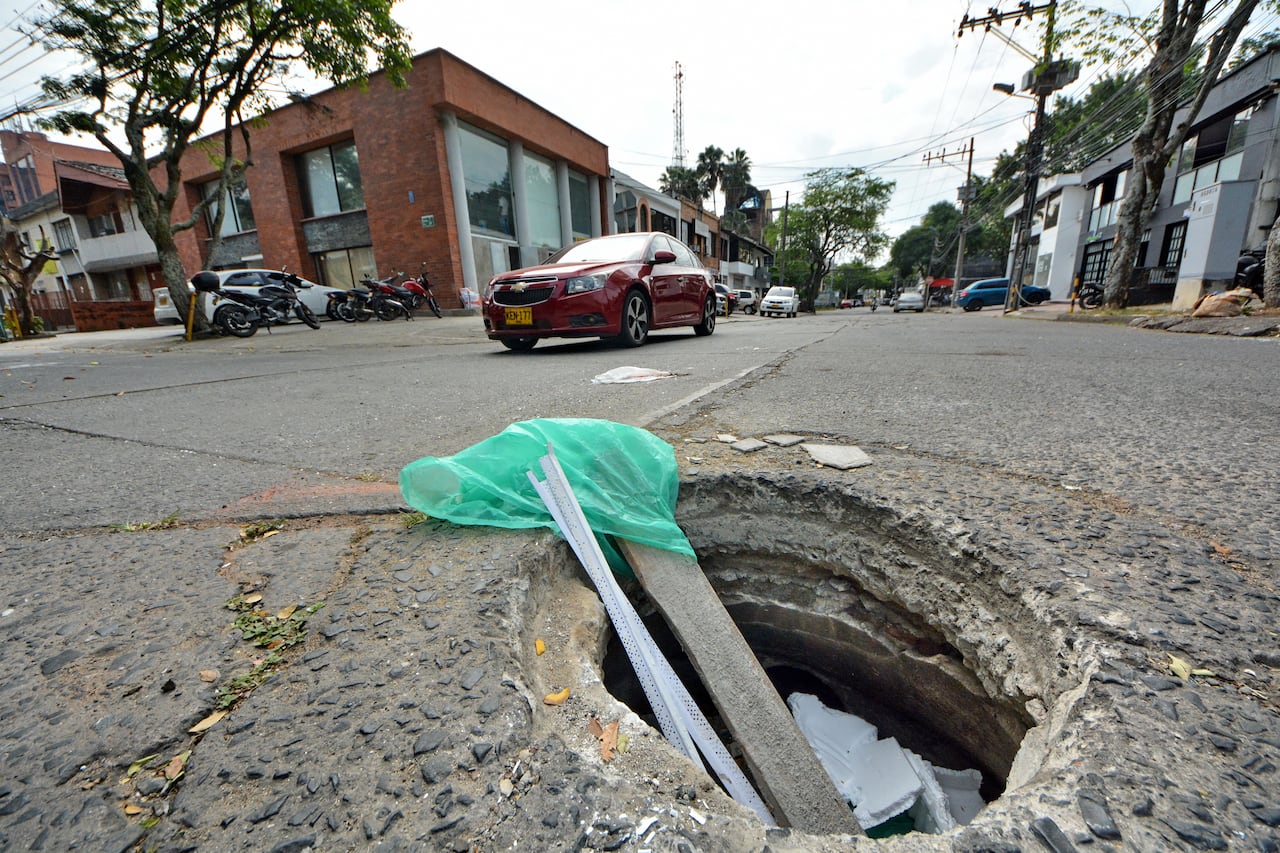 Fotorreportaje el vandalismo en Cali. El supuesto arte del grafiti, las señales de tránsito vandalizadas, tapas de alcantarillas robadas, publicidad pegada en cualquier espacio, son algunas de formas de vandalismo que se ve en Cali.