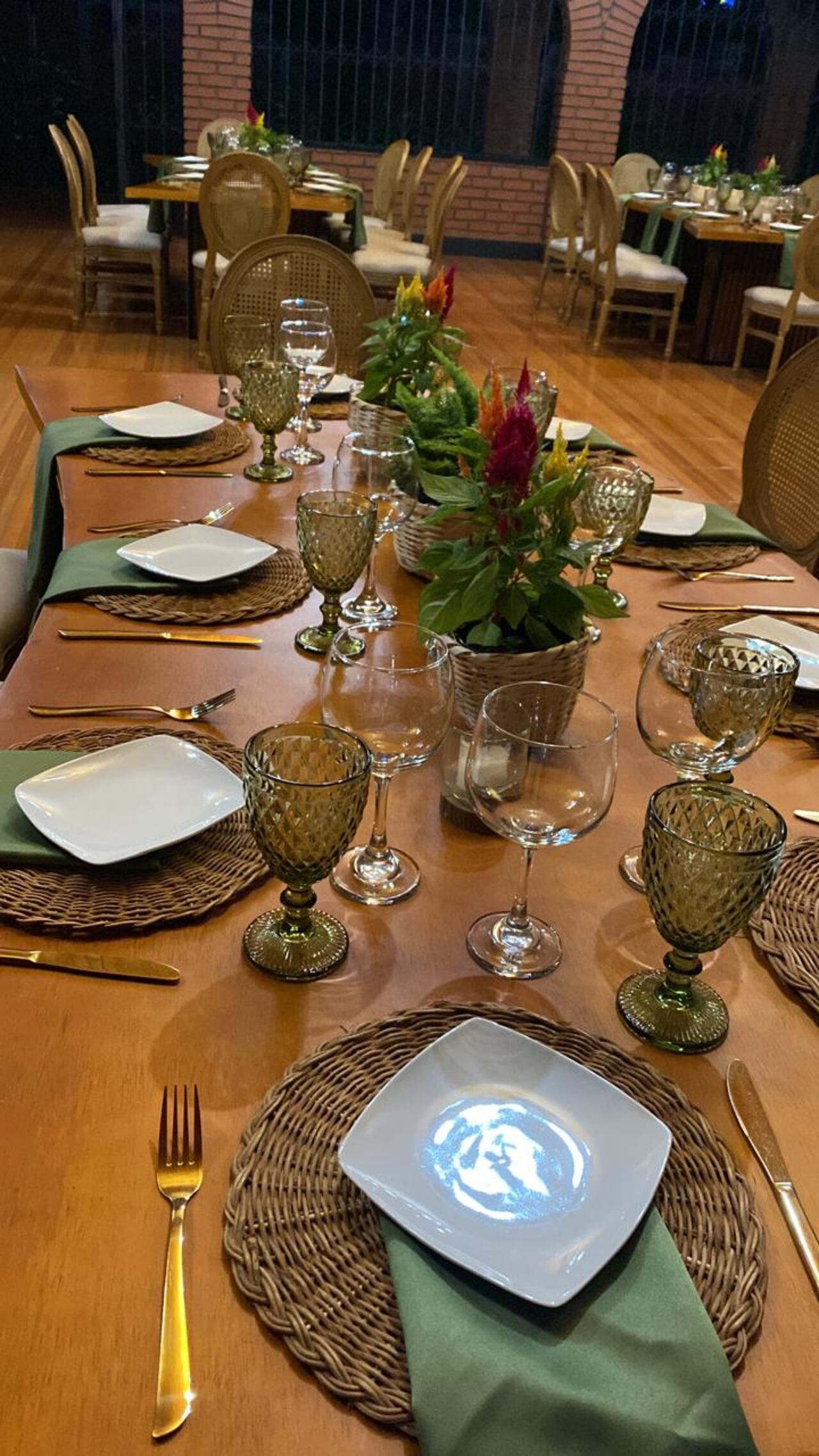 Más allá de los colores tradicionales, como son el verde pino, rojo y dorado, hay un mundo de posibilidades para vestir la mesa: rojo vino y cobre, blanco y plateado (algunas veces con toques azules), tonos madera y beige (minimalista) están en furor, y no fallan los tonos dorado y plateado, muy sobrios y especiales”.