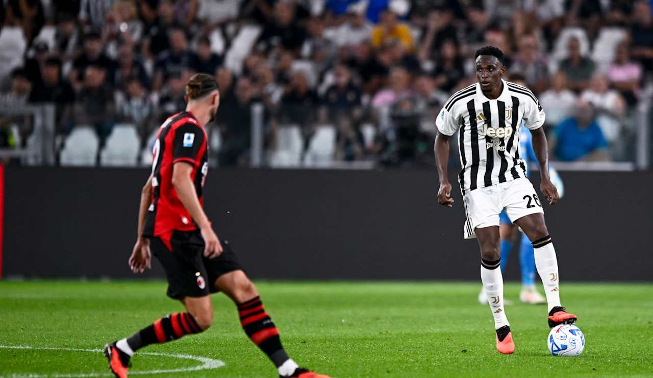 Jhon Janer Lucumí (der.) controla un balón en el partido entre la Juventus y el Milán.