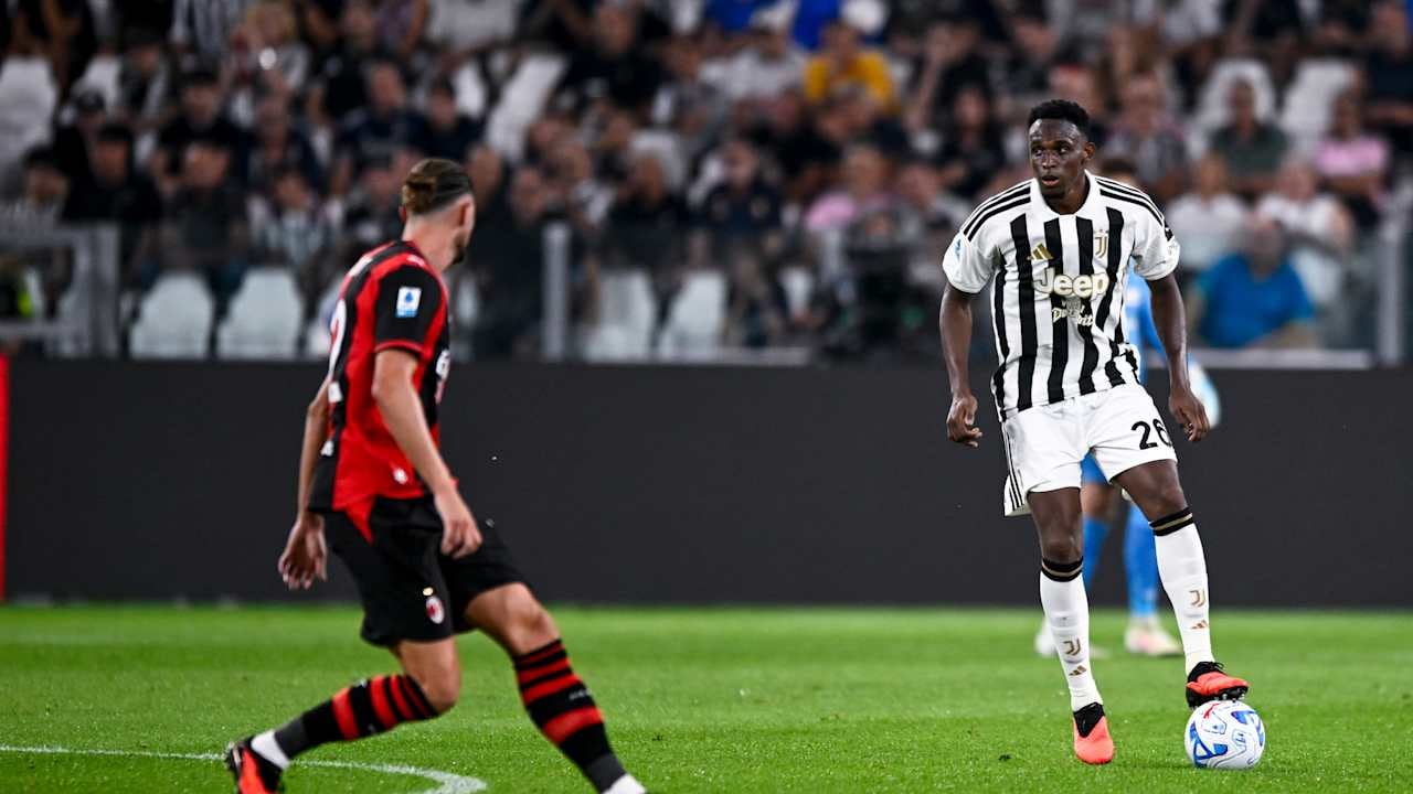Jhon Janer Lucumí (der.) controla un balón en el partido entre la Juventus y el Milán.