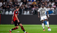 Jhon Janer Lucumí (der.) controla un balón en el partido entre la Juventus y el Milán.