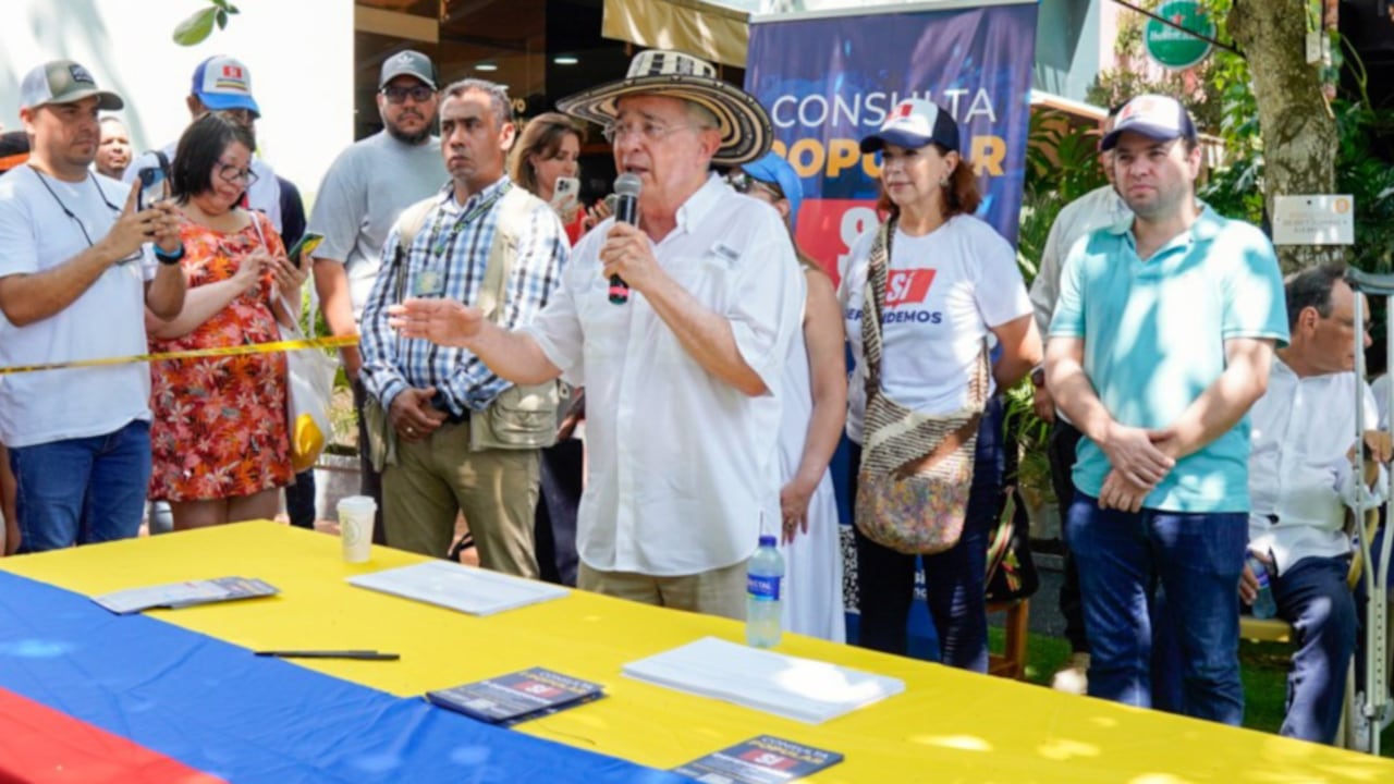 El expresidente Álvaro Uribe recoge firmas en Cartagena.