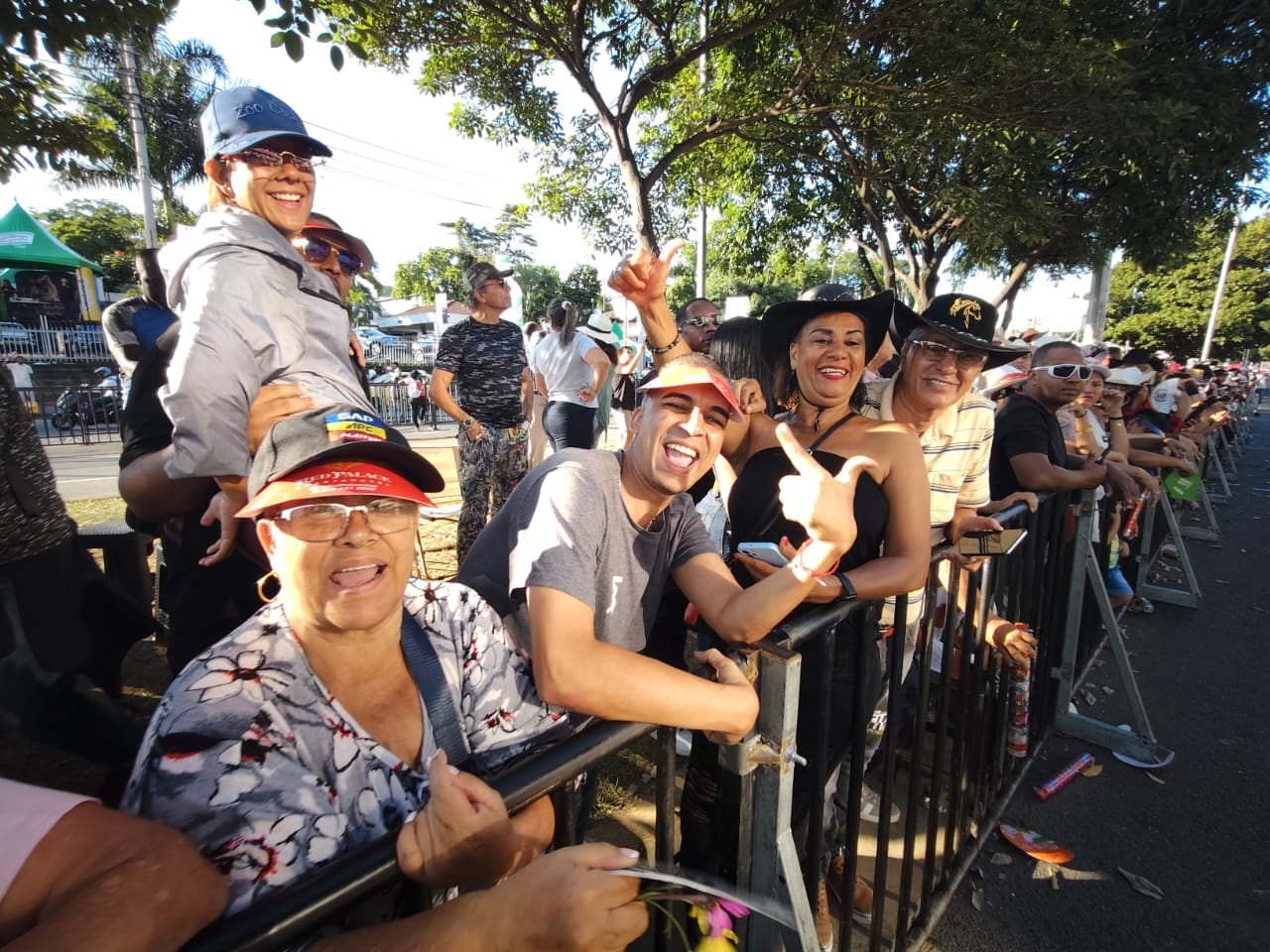 El ambiente en los alrededores del estadio combina música, color y tradición, reflejando la cultura y alegría de la Feria de Cali.