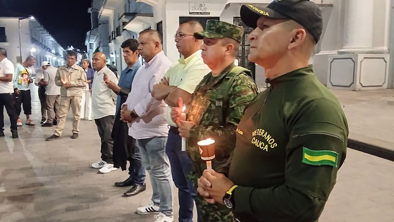 Durante el acto conmemorativo, familiares, exuniformados y ciudadanos elevaron oraciones y exigieron justicia por el crimen de los tres integrantes de la Reserva Activa de las Fuerzas Militares, ocurrido en el oriente del Cauca.
