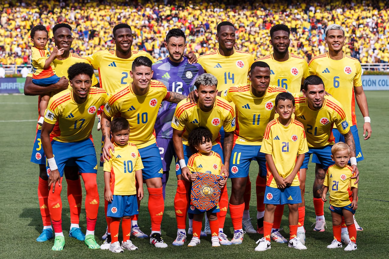 BARRANQUILLA, COLOMBIA - SEPTEMBER 10: Jhon Lucumi, Yerson Mosquera, Goalkeeper Camilo Vargas, Jhon Duran, Jefferson Lerma, Richard Rios, Johan Mojica, James Rodriguez, Luis Diaz, Jhon Arias and Daniel Muñoz of Colombia pose for team photo during the FIFA World Cup 2026 Qualifier match between Colombia and Argentina at Roberto Melendez Metropolitan Stadium on September 10, 2024 in Barranquilla, Colombia. (Photo by Martín Fonseca/Eurasia Sport Images/Getty Images)
