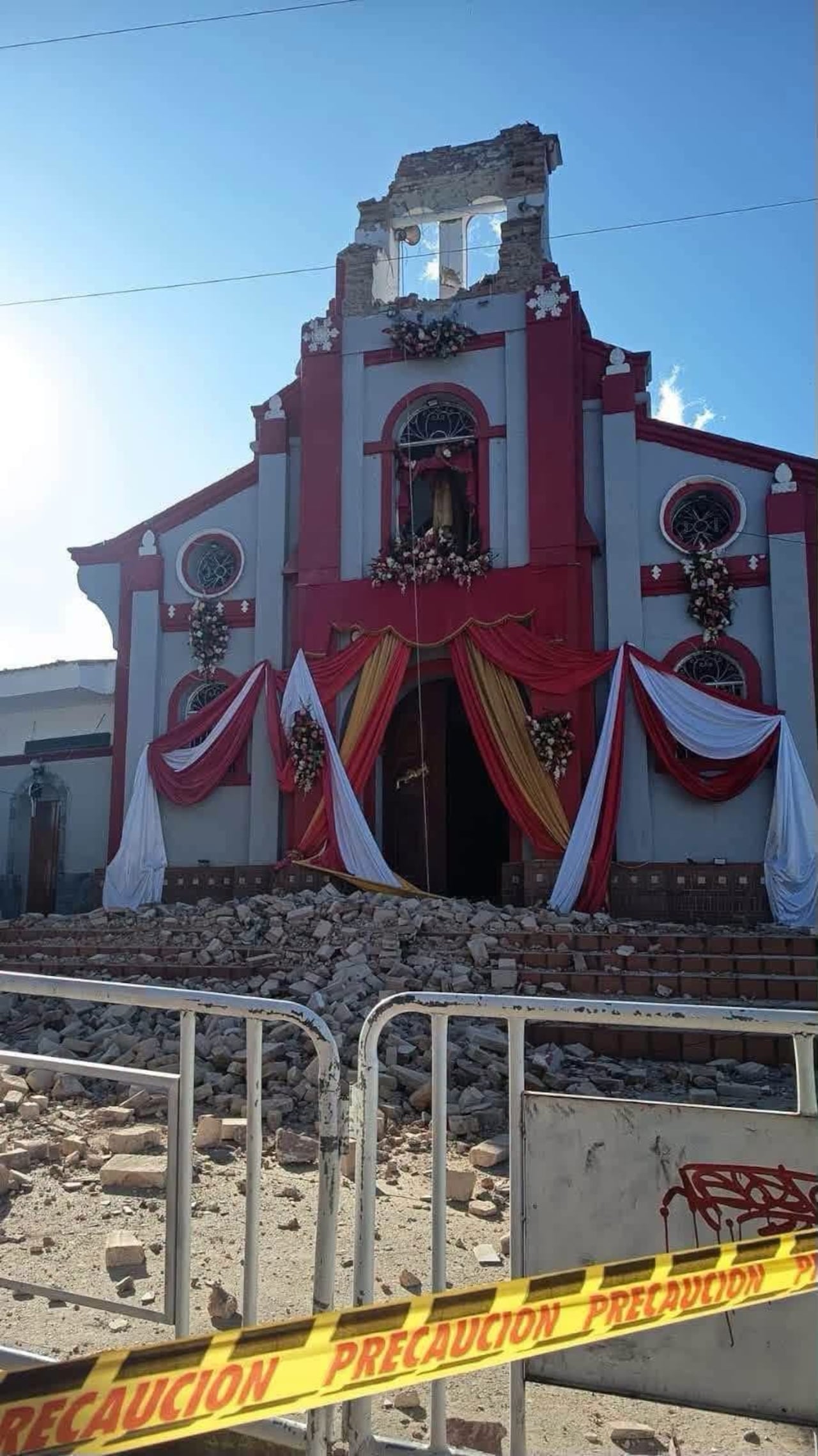 En pleno cierre del fiesta patronal de San Lorenzo en Caldono, Cauca, se cayó la parte de la iglesia del municipio En su momento no había energía en varios municipios caucanos y del Valle del Cauca.