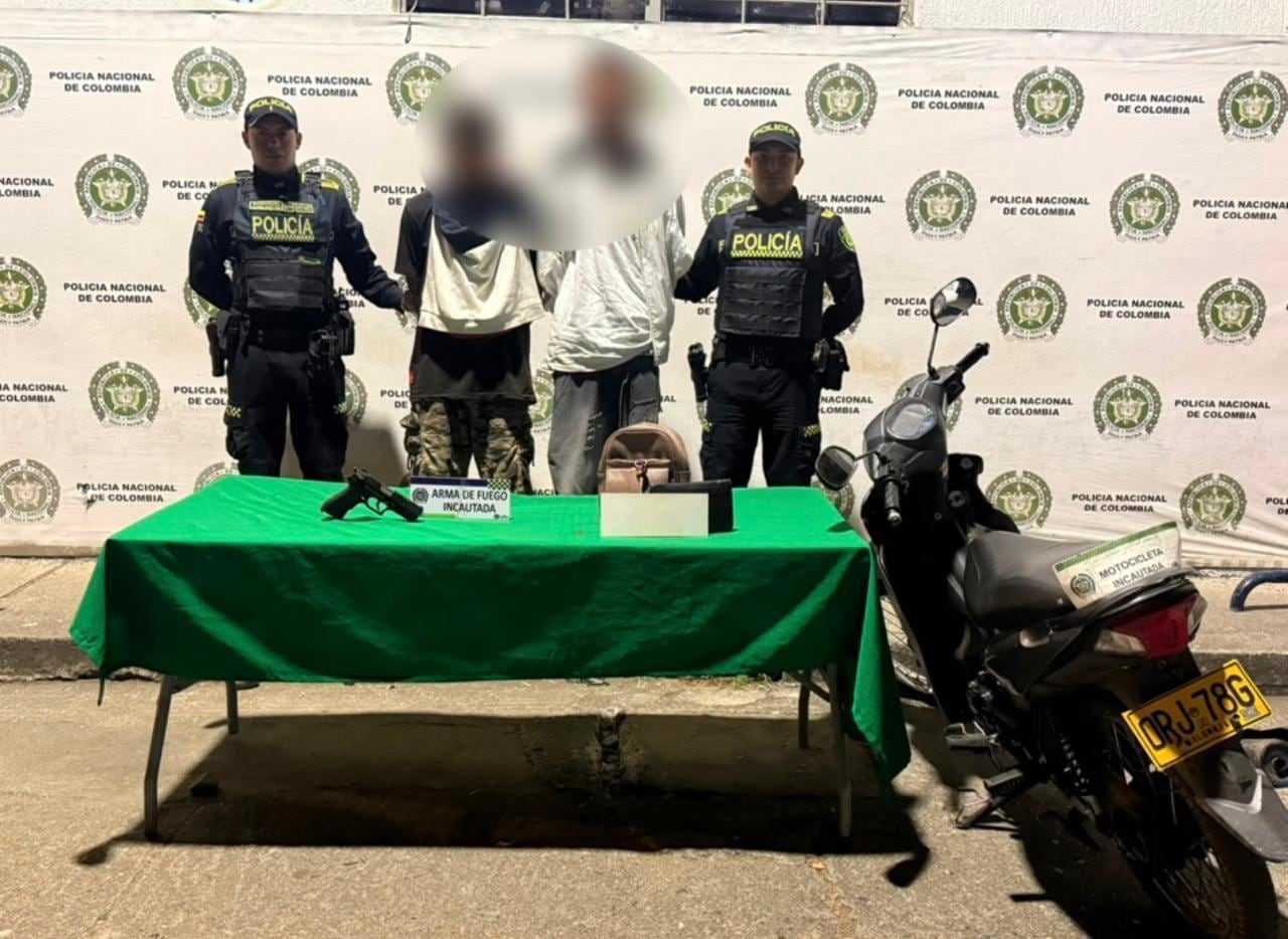 Dos sujetos fueron capturados por fabricación, tráfico, porte o tenencia de armas de fuego, en el barrio Rojas. Durante el procedimiento se logró además la incautación de una motocicleta.