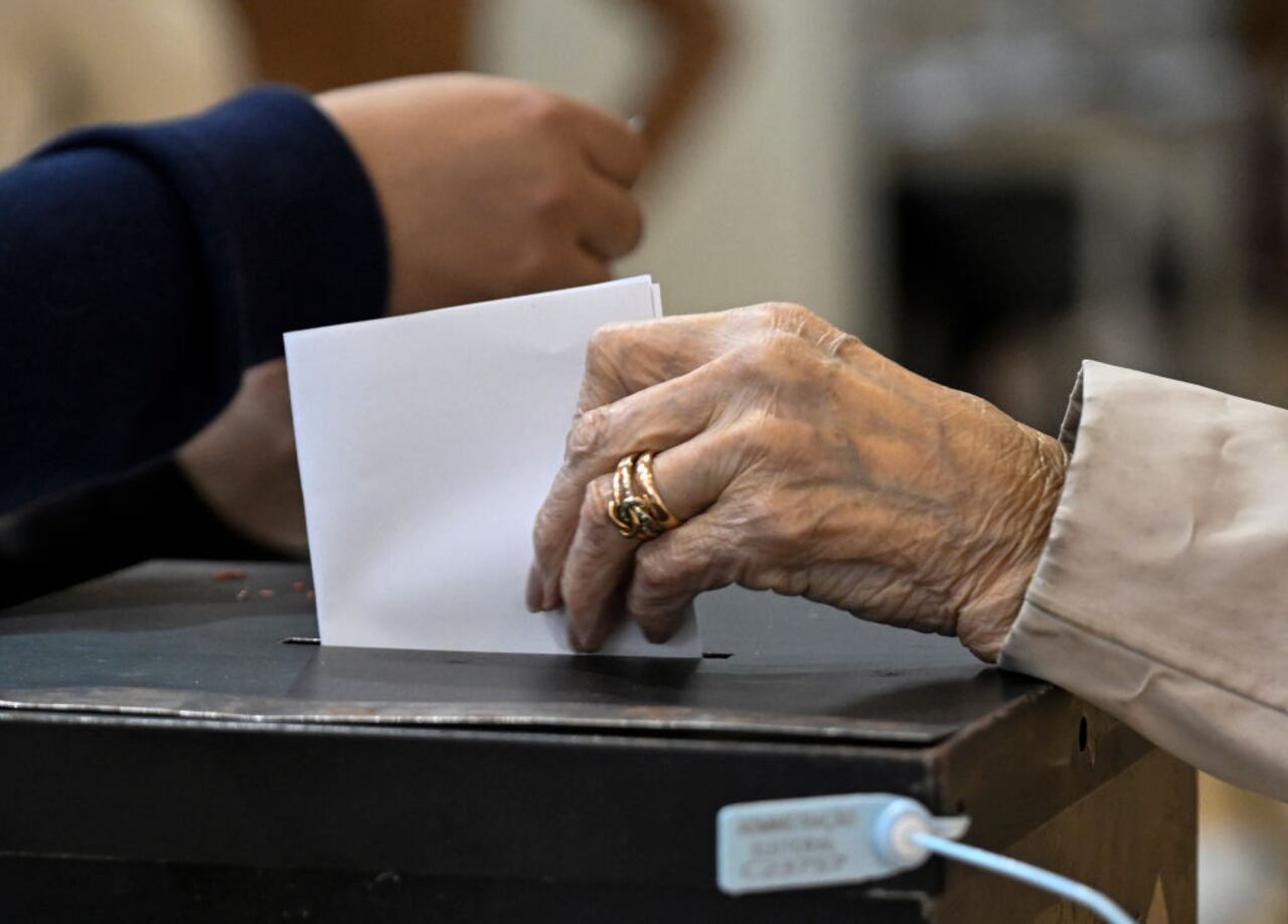 LISBOA, PORTUGAL - 9 DE JUNIO: Un votante emite su voto para las elecciones europeas en la Escola Secundária de Camões el 9 de junio de 2024 en Lisboa, Portugal.