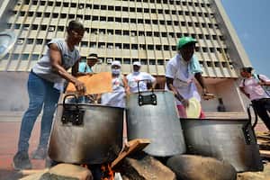 Más de 500 personas llegaron a realizar un plantón como protesta por el cierre de 400 comedores comunitarios, frente al CAM