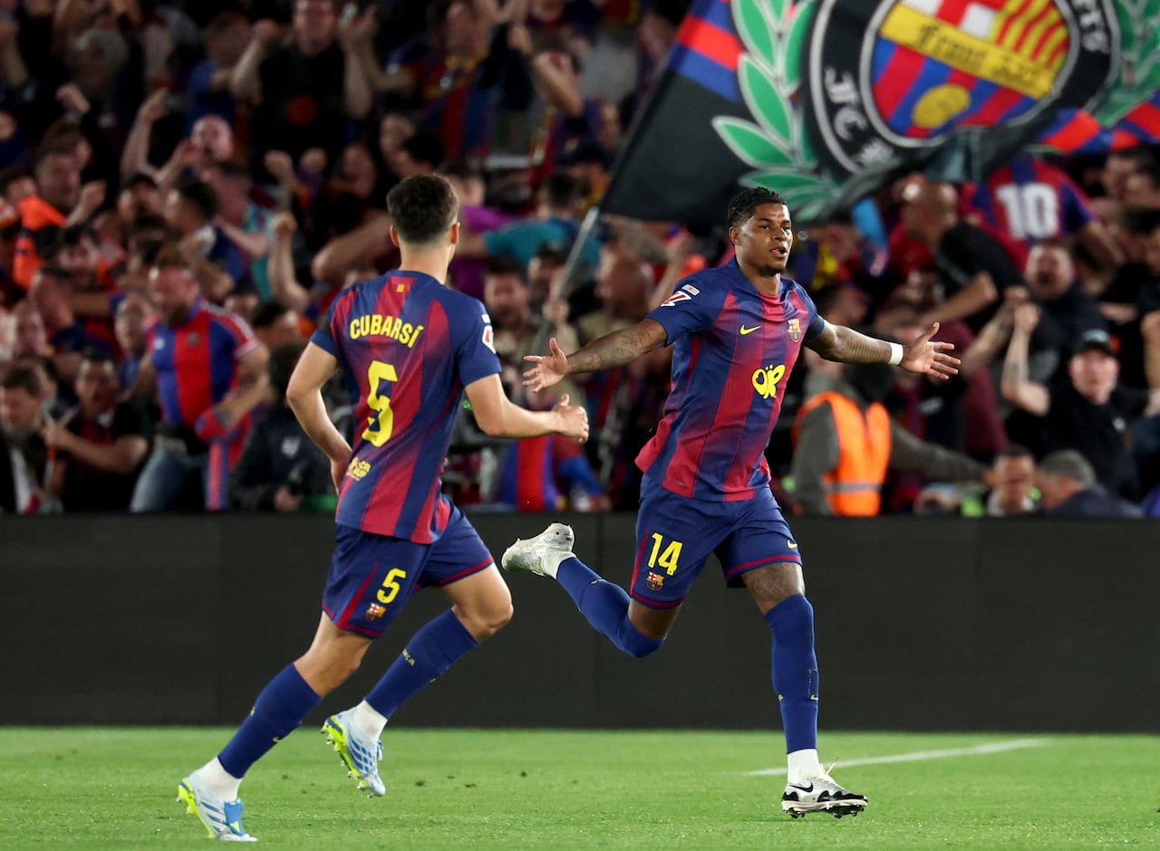 El delantero inglés del Barcelona, Marcus Rashford (derecha), número 14, celebra el primer gol de su equipo durante el partido de la liga española entre el FC Barcelona y el Real Madrid CF en el estadio Camp Nou de Barcelona el 10 de mayo de 2026. (Foto de Lluis GENE / AFP)