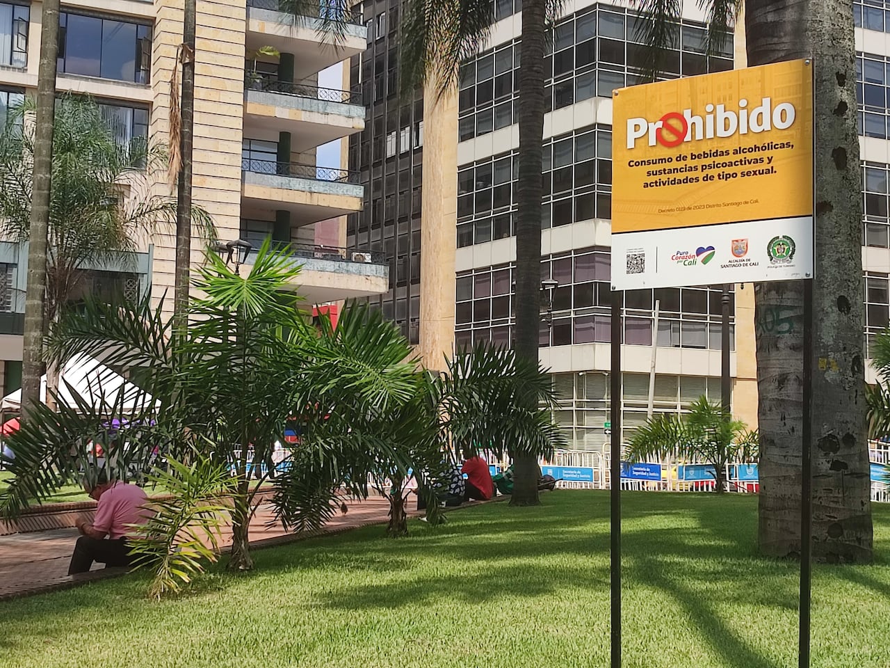 Decálogo del comportamiento en la Plaza de Caycedo según decreto 119 de 2023 del Distrito de Santiago de Cali. Algunas de las normas son: prohibido el consumo de drogas, no pisar las zonas verdes, no hacer necesidades fisiológicas o tener actividades de tipo sexual