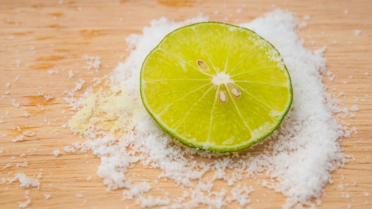 La combinación del limón con la sal ayudan a despercudir las prendas.