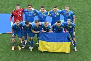 Ukraine's players line up for a team photo prior to the UEFA Euro 2024 Group E football match between Romania and Ukraine at the Munich Football Arena in Munich on June 17, 2024. (Photo by DAMIEN MEYER / AFP)