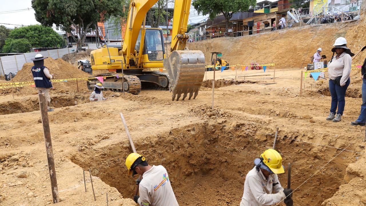 Además de los trabajadores de la Alcaldía de Cali, los habitantes de Terón Colorado que saben de construcción están apoyando los trabajos