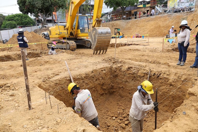 Además de los trabajadores de la Alcaldía de Cali, los habitantes de Terón Colorado que saben de construcción están apoyando los trabajos