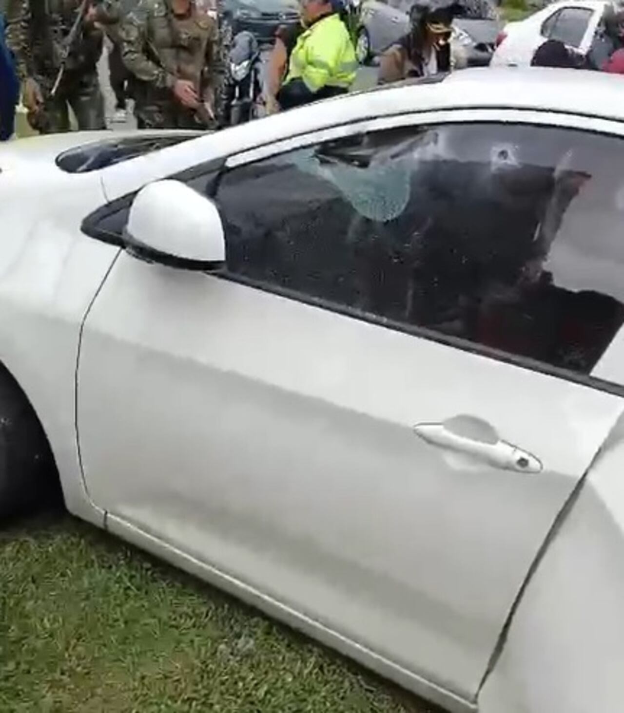 Investigadores de la Sijín de la Policía y de la Fiscalía están en el sitio de los hechos, recolectando información que permita establecer los móviles de este homicidio.