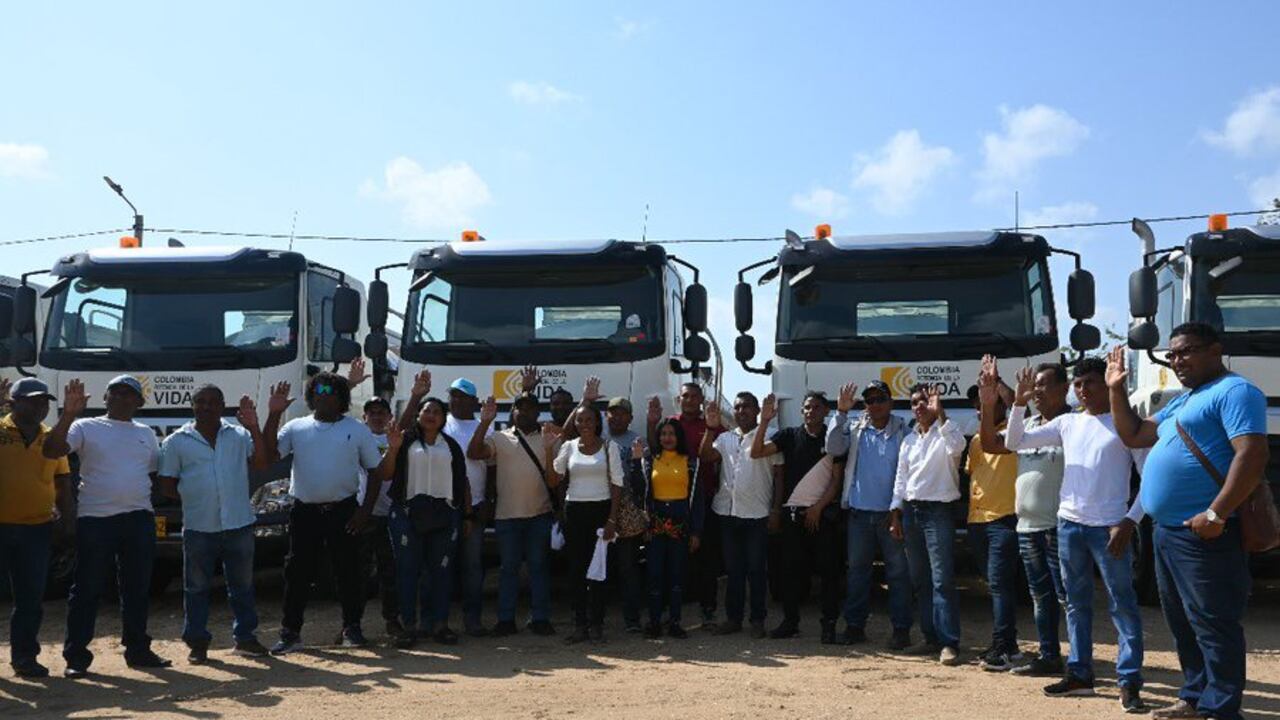 Los carrotanques serán operados por conductores wayuu, generando empleo y desarrollo local, y estarán bajo la custodia del Batallón Matamoros y el Ejército Nacional.
