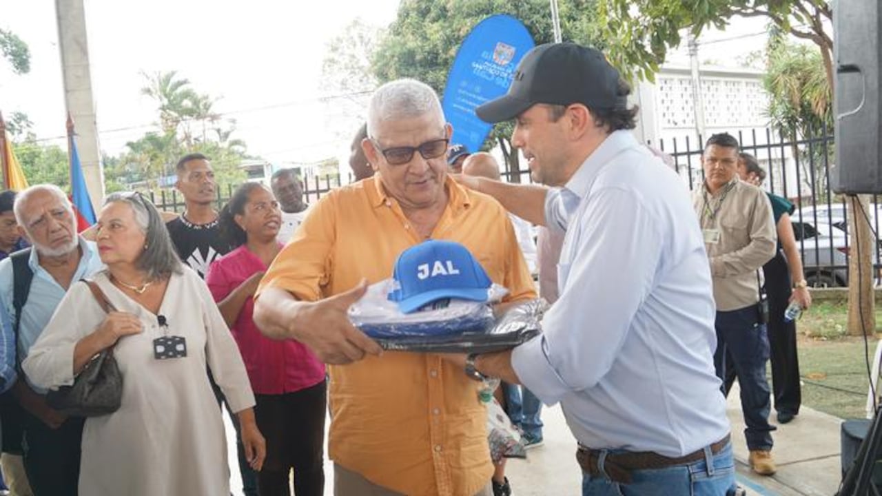 En el barrio El Dorado el alcalde de Cali, Alejandro Eder, entregó a 274 líderes prendas alusivas a la institución.