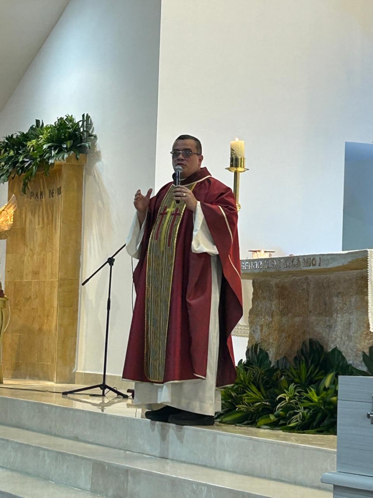 Feligreses participan en la liturgia del Domingo de Ramos en la parroquia de Vipasa.