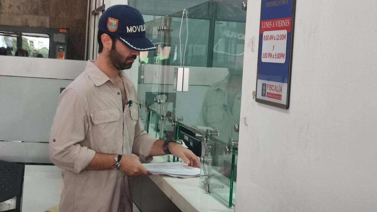 Secretario de Movilidad Cali entregando las denuncias de 27 agentes de tránsito por posibles hechos de corrupción. Bernardo Peña / El País